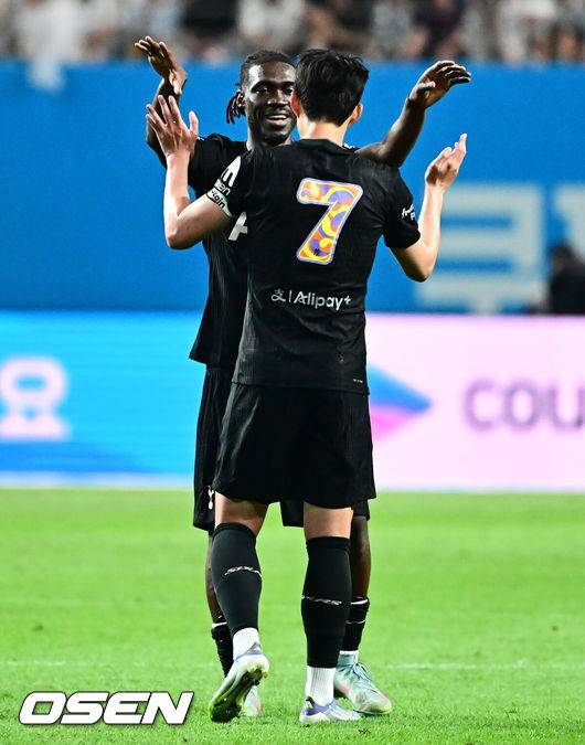 [OSEN=지형준 기자] 손흥민(33, 토트넘)의 토트넘 홋스퍼 커리어가 막을 내렸다. 선발로 출전해 약 65분을 소화한 그는 뜨거운 반응을 이끌어내며 교체아웃됐다. 토트넘은 뉴캐슬 유나이티드를 상대로 무승부를 만들어냈다.토트넘 홋스퍼는&nbsp;3일 오후 8시 서울월드컵경기장에서 열린 쿠팡플레이 시리즈 2025&nbsp;2경기 뉴캐슬 유나이티드와 프리시즌 친선경기를 치러 1-1 무승부를 거뒀다.후반 토트넘 손흥민이 교체되며 이브 비수마와 인사를 나누고 있다. 2025.08.03 / jpnews@osen.co.kr