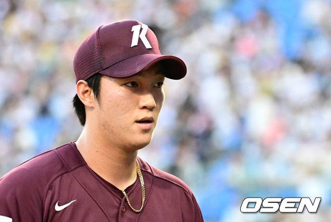 [OSEN=잠실, 조은정 기자] 2일 오후 서울 잠실야구장에서 ‘2023 신한은행 SOL KBO리그’ LG 트윈스와 키움 히어로즈의 경기가 열렸다.4회말 무실점으로 이닝을 마친 키움 안우진이 더그아웃으로 향하고 있다. 2023.08.02 /cej@osen.co.kr