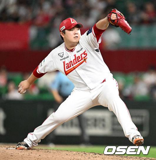 [OSEN=인천, 이대선 기자] 31일 오후 인천 SSG랜더스필드에서 2025 신한 SOL Bank KBO리그 SSG 랜더스와 키움 히어로즈의 경기가 열렸다.SSG는 앤더슨, 키움은 김연주를 선발 투수로 내세웠다.8회초 무사에서 SSG 이로운이 역투하고 있다. 2025.07.31 /sunday@osen.co.kr