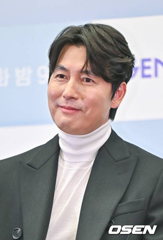 [OSEN=박준형 기자] 27일 오후 서울 상암동 스탠포드 호텔에 지니 TV 오리지널 '사랑한다고 말해줘' 제작발표회가 진행됐다.드라마 '사랑한다고 말해줘'는 손으로 말하는 화가 차진우(정우성 분)과 마음으로 듣는 배우 정모은(신현빈 분)의 소리 없는 사랑을 다룬 클래식 멜로다. 배우 정우성이 미소 짓고 있다.  2023.11.21 / soul1014@osen.co.kr