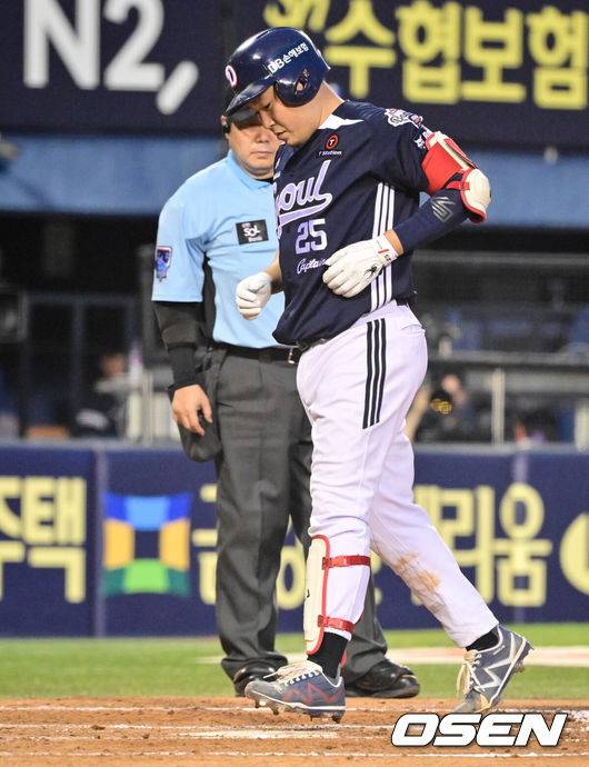 [OSEN=잠실, 조은정 기자]5일 오후 서울 잠실구장에서 ‘2025 신한 SOL Bank KBO리그’ LG 트윈스와 두산 베어스의 경기가 열렸다.LG는 손주영, 두산은 최승용을 선발로 내세웠다.4회초 두산 선두타자 양의지가 선제 좌월 솔로포를 날린 뒤 베이스를 돌고 있다. 2025.08.05 /cej@osen.co.kr