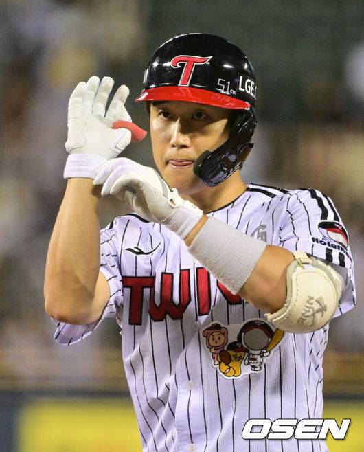 [OSEN=잠실, 조은정 기자]5일 오후 서울 잠실구장에서 ‘2025 신한 SOL Bank KBO리그’ LG 트윈스와 두산 베어스의 경기가 열렸다.LG는 손주영, 두산은 최승용을 선발로 내세웠다.4회말 무사 1,3루 LG 구본혁이 적시타를 날린 뒤 세리머니를 하고 있다. 2025.08.05 /cej@osen.co.kr