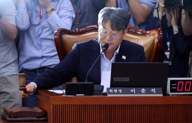▲이춘석 더불어민주당 전북 출신의 4선 의원이 국회 본회의장에서 주식 화면을 열어본 것과 관련해 고개를 숙였다. ⓒ이춘석 의원 페이스북