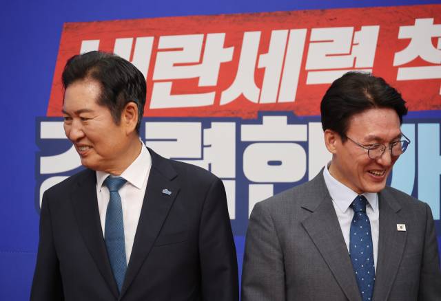 ▲5일 서울 여의도 국회에서 김민석 국무총리, 더불어민주당 정청래 대표가 참석자들을 바라보고 있다. ⓒ연합뉴스