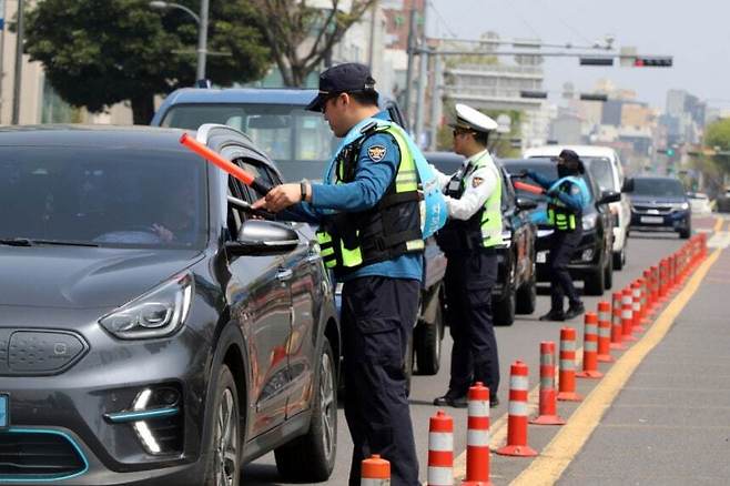 제주 서귀포시 1호광장 근처에서 경찰이 음주운전 단속을 하고 있다. 기사와는 상관 없음. 뉴스1
