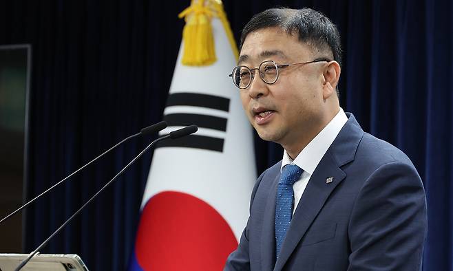 송상훈 과학기술정보통신부 정보통신정책실장이 4일 서울 종로구 정부서울청사에서 국가대표 인공지능(AI)을 개발할 5개 정예팀에 네이버클라우드, 업스테이지, SK텔레콤, 엔씨 AI, LG경영개발원 AI연구원 등 최종결과 발표를 하고 있다. 뉴시스