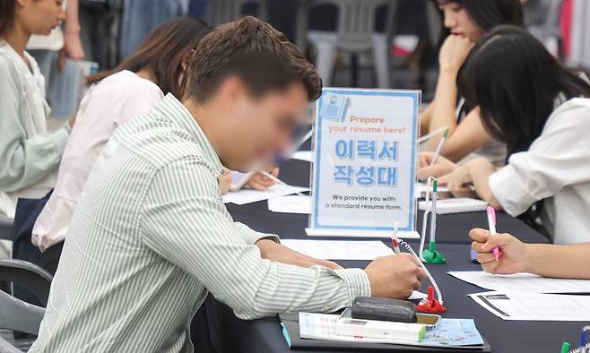 부산 동구 부산항국제전시컨벤션센터(BPEX)에서 열린 '지역특화형 비자 유학생 채용박람회'에서 외국인 유학생들이 이력서를 작성하고 있다. 연합뉴스