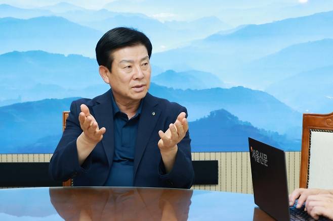 박범인 충남 금산군수가 4일 군청 집무실에서 서울신문과 인터뷰를 하고 있다. 금산군 제공