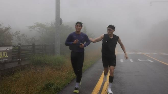 대구 한국가스공사 곽정훈과 김국찬이 4일 제주 1100고지를 오르고 있다. 대구 한국가스공사 제공