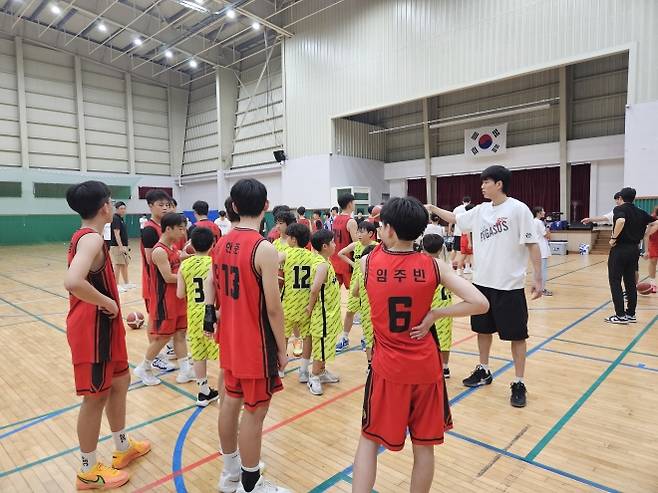 대구 한국가스공사 전현우가 4일 제주 공천포전지훈련센터에서 재능 기부로 초중 학생들을 가르치고 있다. 서진솔 기자