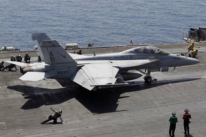 미 해군 강습전투비행대대(VFA-211) 소속 F/A-18E/F 슈퍼호넷 전투기가 2015년 6월 18일(현지시간) 걸프 해역에 전개된 항공모함 시어도어 루스벨트함(CVN-71) 갑판 위에서 이륙을 준비하고 있다. ※자료사진. 로이터 연합뉴스