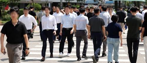 주요 기업 연령대 구성, ‘50대가 20대보다 많다’ - 국내 대기업 전반에 인력 고령화가 가속화되고 있다. 5일 리더스인덱스에 따르면 연령별 인력 구성 비교가 가능한 주요 대기업 124곳을 분석한 결과 지난해 처음으로 ‘50세 이상’의 비중이 ‘30세 미만’을 추월했다.  2025.08.05. 뉴시스