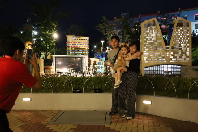 레고랜드 호텔이 미니랜드 야간투어가 포함된 ‘클럽 레고랜드 나이트 투어 패키지’를 선보인다. 사진 제공=레고랜드.