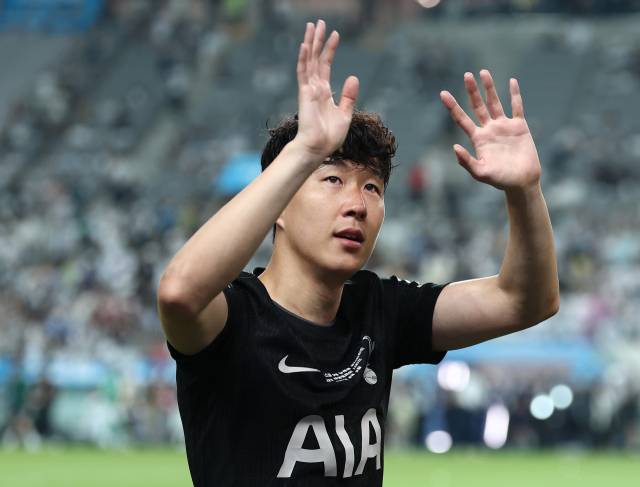 토트넘 홋스퍼 손흥민이 3일 서울월드컵경기장에서 열린 2025 쿠팡플레이 시리즈 뉴캐슬 유나이티드와의 친선경기가 끝난 뒤 손을 흔들고 있다. 연합뉴스