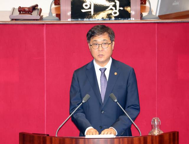 최휘영 문화체육관광부 장관이 8월 4일 취임 이후 첫 국회 본회의에 참석해 인사말하고 있다. 연합뉴스