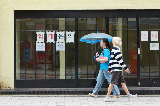 서울 서대문구 인근의 한 상점에 붙어 있는 임대 안내문. 연합뉴스