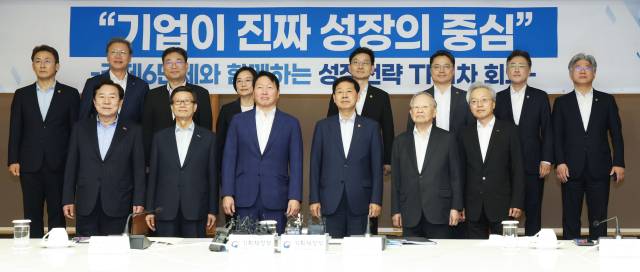 구윤철(앞줄 오른쪽 세 번째) 부총리 겸 기획재정부 장관이 5일 서울 대한상공회의소에서 열린 ‘경제6단체장과의 성장전략 TF 1차 회의’에서 최태원(〃 네 번째) 대한상의 회장을 비롯한 내빈들과 기념 촬영을 하고 있다. 연합뉴스