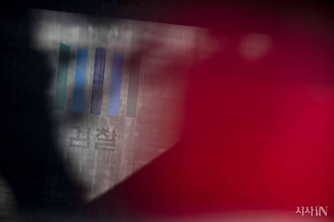 2019년 12월31일 서울중앙지검 차량 출입문에 그림자가 드리워져 있다. ⓒ시사IN 이명익
