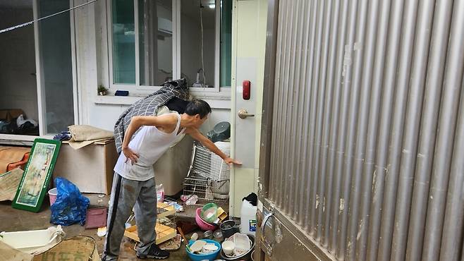 4일 오전 광주 북구 신안동 한 주민이 흙으로 범벅이 된 가재도구를 정리하던 일손을 잠시 멈추고 전날 밤 호우로 인한 침수 상황을 설명하고 있다. ⓒ시사저널 정성환