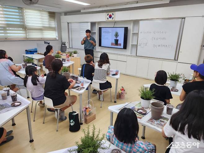 경기도교육청(교육감 임태희)이 도내 28개 늘봄공유학교(거점형 늘봄센터)의 ‘1센터 1브랜드’ 지역 특화 프로그램 운영 강화를 위해 권역별 업무 담당자 협의회를 운영한다. 사진제공｜경기도교육청