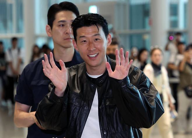 토트넘과 10년 동행을 마무리한 손흥민이 5일 MLS LAFC 입단 절차를 마무리하기 위해 5일 인천국제공항을 통해 미국으로 출국하며 손을 흔들고 있다. 200여명의 팬들에게 사인을 해주고 사진을 찍으며 화끈한 팬서비스에 나선 그는 이르면 7일 이적이 확정된다. 인천국제공항｜뉴시스