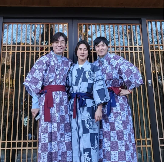 고 송영규(맨 왼쪽)와 함께 찍은 사진을 SNS에 올린 배우 정태우(가운데).
