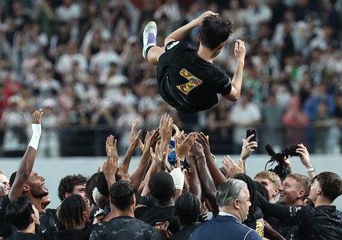 손흥민이 3일 서울월드컵경기장에서 열린 뉴캐슬 유나이티드와의 경기를 마치고 동료들에게 헹가래를 받고 있다. 연합뉴스