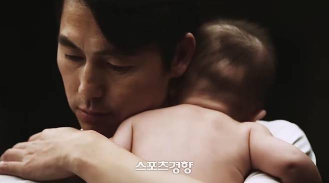미혼모 캠페인에 참여한 배우 정우성. 마리끌레르 영상 화면