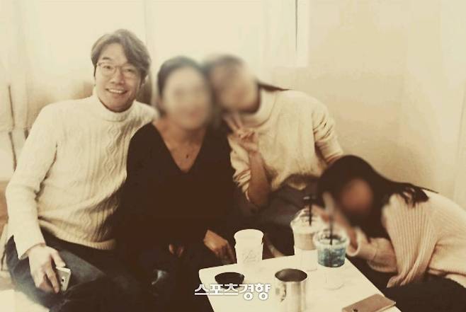 송영규와 고인의 가족들. 고인 인스타그램 계정