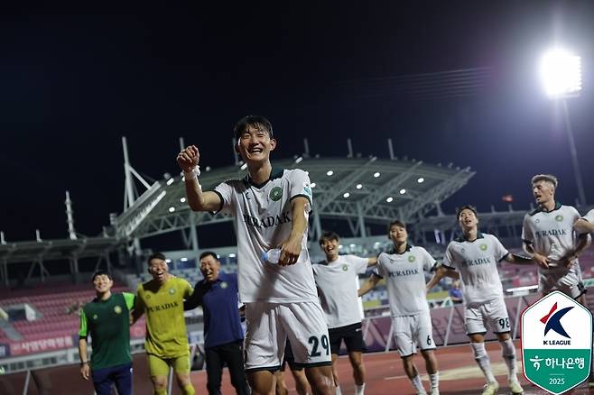 김포FC 선수들이 지난달 26일 청주종합경기장에서 열린 K리그2 충북청주 원정에서 3-0으로 승리한 뒤 기뻐하고 있다. 프로축구연맹 제공