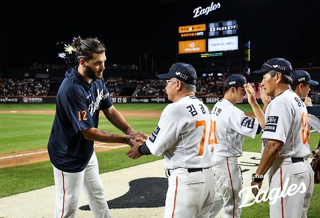 ▲ 코디 폰세와 김경문 감독(왼쪽부터) ⓒ 한화 이글스