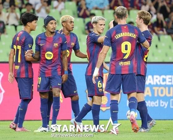 골을 넣고 기뻐하는 바르셀로나 선수들. /사진=김진경 대기자