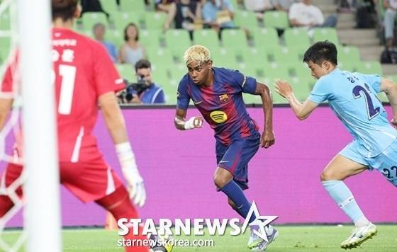 라민 야말이 지난 4일 대구스타디움에서 열린 바르셀로나 대 대구FC의 '2025 아시아 투어 에디션 바르셀로나' 친선전에서 돌파를 시도하고 있다. /사진=김진경 대기자