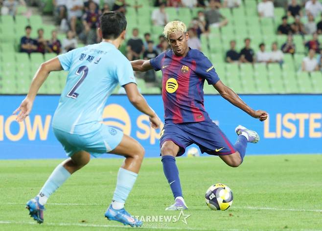 '2025 FC바르셀로나 프리시즌 아시아투어' 대구FC 대 FCB 경기가 4일 대구스타디움에서 열렸다.  FC 바르셀로나 야말이 대구 FC 황재원의 수비에 앞서 중거리 슛을 날리고 있다. /사진=김진경 대기자