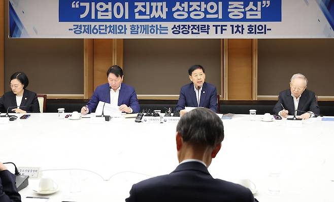 구윤철 부총리 겸 기획재정부 장관이 경제 6단체장들과 성장전략 관련 회의를 진행하고 있다. [사진 | 뉴시스]