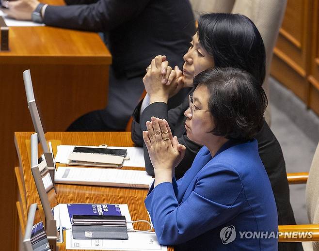 방송3법 본회의 상정 지켜보는 최민희ㆍ김현 의원 (서울=연합뉴스) 황광모 기자 = 국회 국회 과학기술정보방송통신위원장인 더불어민주당 최민희 의원과 간사인 김현 의원이 4일 국회 본회의에 '방송3법(방송법·방송문화진흥회법·한국교육방송공사법 개정안)'  본회의 상정을 지켜보고 있다. 2025.8.4 hkmpooh@yna.co.kr
