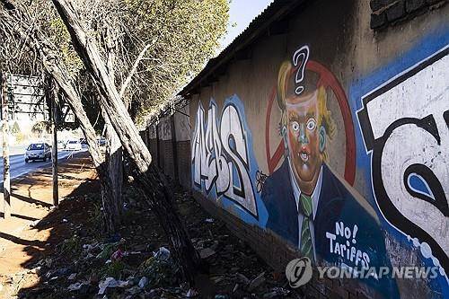 도널드 트럼프 미국 대통령에 관세 철회를 촉구하는 요하네스버그 시내의 그라피티 [EPA 연합뉴스 자료사진. 재판매 및 DB 금지]
