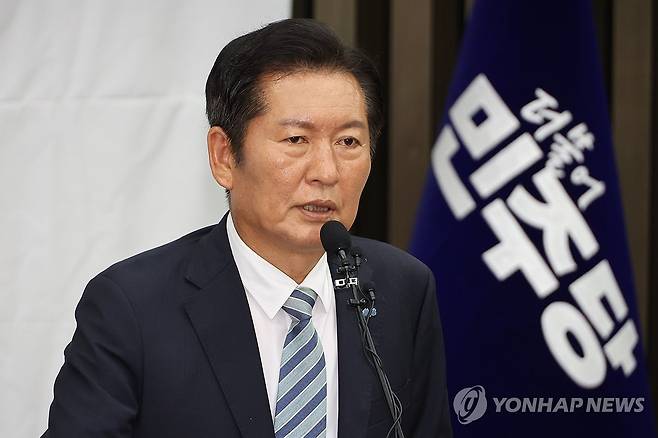 발언하는 정청래 신임 당대표 (서울=연합뉴스) 김주성 기자 = 더불어민주당 정청래 신임 대표가 4일 서울 여의도 국회에서 열린 의원총회에서 발언하고 있다. 2025.8.4 utzza@yna.co.kr