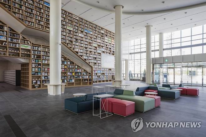 울산도서관 벽면 서가 [울산도서관 제공]
