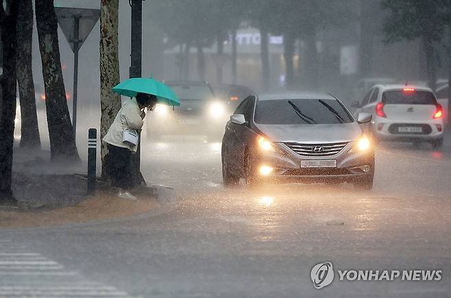 세찬 비 내리는 거리 (광주=연합뉴스) 조남수 기자 = 17일 오전 광주 서구 치평동에 세찬 비가 내리고 있다. 2025.7.17 iso64@yna.co.kr
