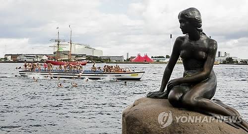 1913년 설치된 덴마크의 유명한 인어공주 동상 [EPA=연합뉴스 자료사진]