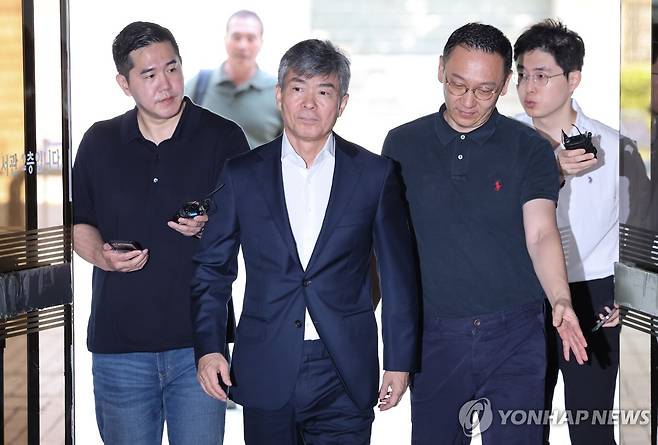 법원 출석하는 이종호 전 블랙펄인베스트 대표 (서울=연합뉴스) 이진욱 기자 = 김건희 여사의 최측근으로 알려진 이종호 전 블랙펄인베스트 대표가 5일 영장실질심사를 받기 위해 서울중앙지법에 출석하고 있다.
    이 전 대표는 도이치모터스 1차 주가조작 주포인 이정필씨로부터 25차례에 걸쳐 8천여만원을 받고 그가 형사재판에서 실형 대신 집행유예를 선고받을 수 있도록 힘써주겠다고 말한 혐의를 받고 있다. 2025.8.5 cityboy@yna.co.kr