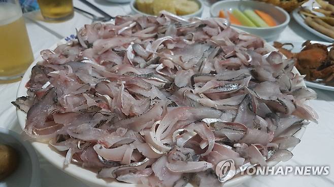 뼈째 먹어도 맛있는 여름 햇전어 [연합뉴스 자료사진]