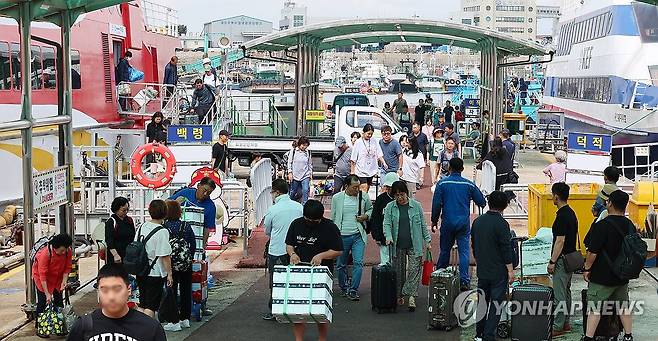 인천항 연안여객터미널 [연합뉴스 자료사진]