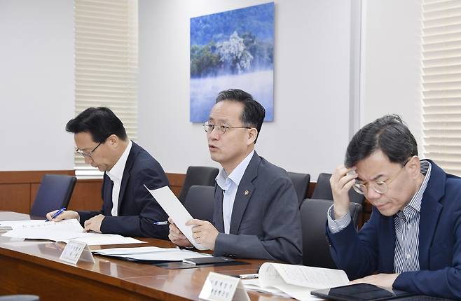 이형일 기획재정부 1차관 (세종=연합뉴스) 이형일 기획재정부 1차관(가운데)이 5일 오전 정부서울청사에서 물가관계장관회의를 주재하고 있다. [기재부 제공. DB 및 재판매 금지]