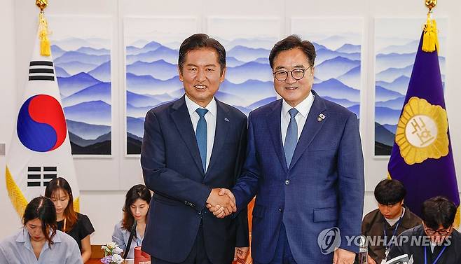 우원식 국회의장과 더불어민주당 정청래 대표 (서울=연합뉴스) 황광모 기자 = 더불어민주당 정청래 대표가 5일 국회에서 우원식 국회의장을 예방해 악수하고 있다. 2025.8.5 [공동취재] hkmpooh@yna.co.kr