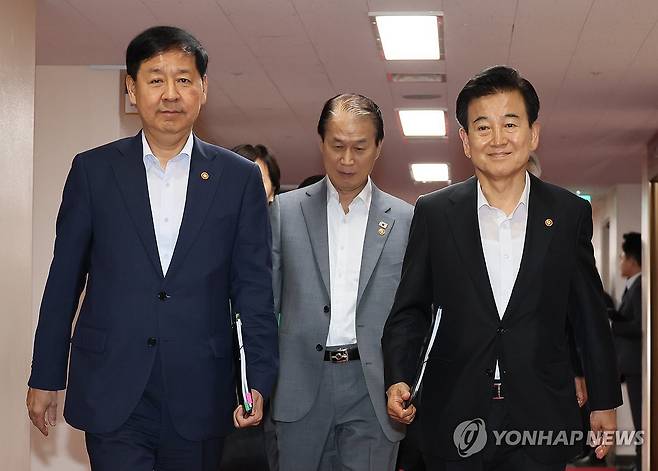 국무회의 참석하는 장관들 (서울=연합뉴스) 이정훈 기자 = 구윤철 부총리 겸 기획재정부 장관(왼쪽부터)과 권오을 국가보훈부 장관, 정동영 통일부 장관이 5일 서울 종로구 정부서울청사에서 열린 국무회의에 참석하고 있다. 2025.8.5 uwg806@yna.co.kr