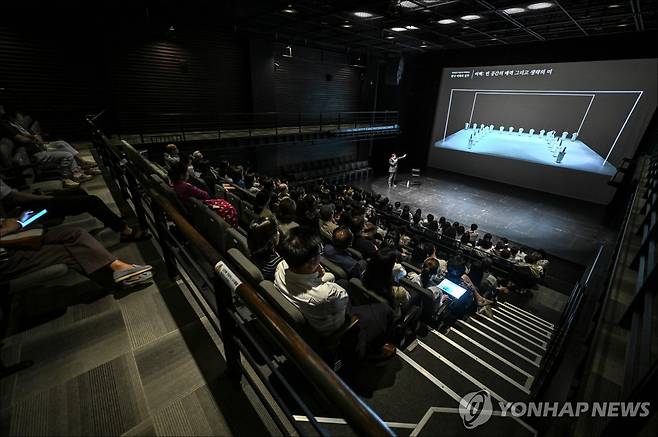 '외국인의 시선으로 본 한국 미학과 일무' 주제로 강연 중인 마크 테토 (서울=연합뉴스) 마크 테토 TCK인베스트먼트 대표이사가 4일 세종문화회관 S씨어터에서 '외국인의 시선으로 본 한국 미학과 일무'를 주제로 강연하고 있다. 2025.08.04 [세종문화회관 제공. 재판매 및 DB 금지]