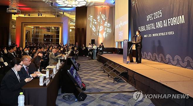 APEC 2025 글로벌 디지털 AI 포럼, 개회사 하는 배경훈 장관 (인천=연합뉴스) 임순석 기자 = 배경훈 과학기술정보통신부 장관이 5일 인천 연수구 쉐라톤 그랜드 인천에서 열린 'APEC 2025 글로벌 디지털· AI 포럼' 오프닝 세션에서 개회사를 하고 있다. 2025.8.5 soonseok02@yna.co.kr