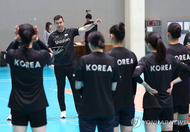 훈련 지도하는 페르난도 모랄레스 감독 (서울=연합뉴스) 류영석 기자 = 페르난도 모랄레스 여자배구 국가대표팀 신임 감독이 1일 오후 서울 서대문구 중앙여자고등학교 체육관에서 열린 대표팀 훈련을 지도하고 있다. 2024.5.1 ondol@yna.co.kr